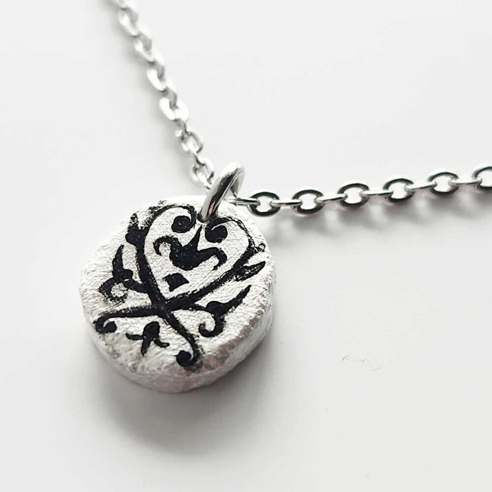 Gothic Versailles iridescent pearl necklace with a small silver chain - Picture 6 of 11